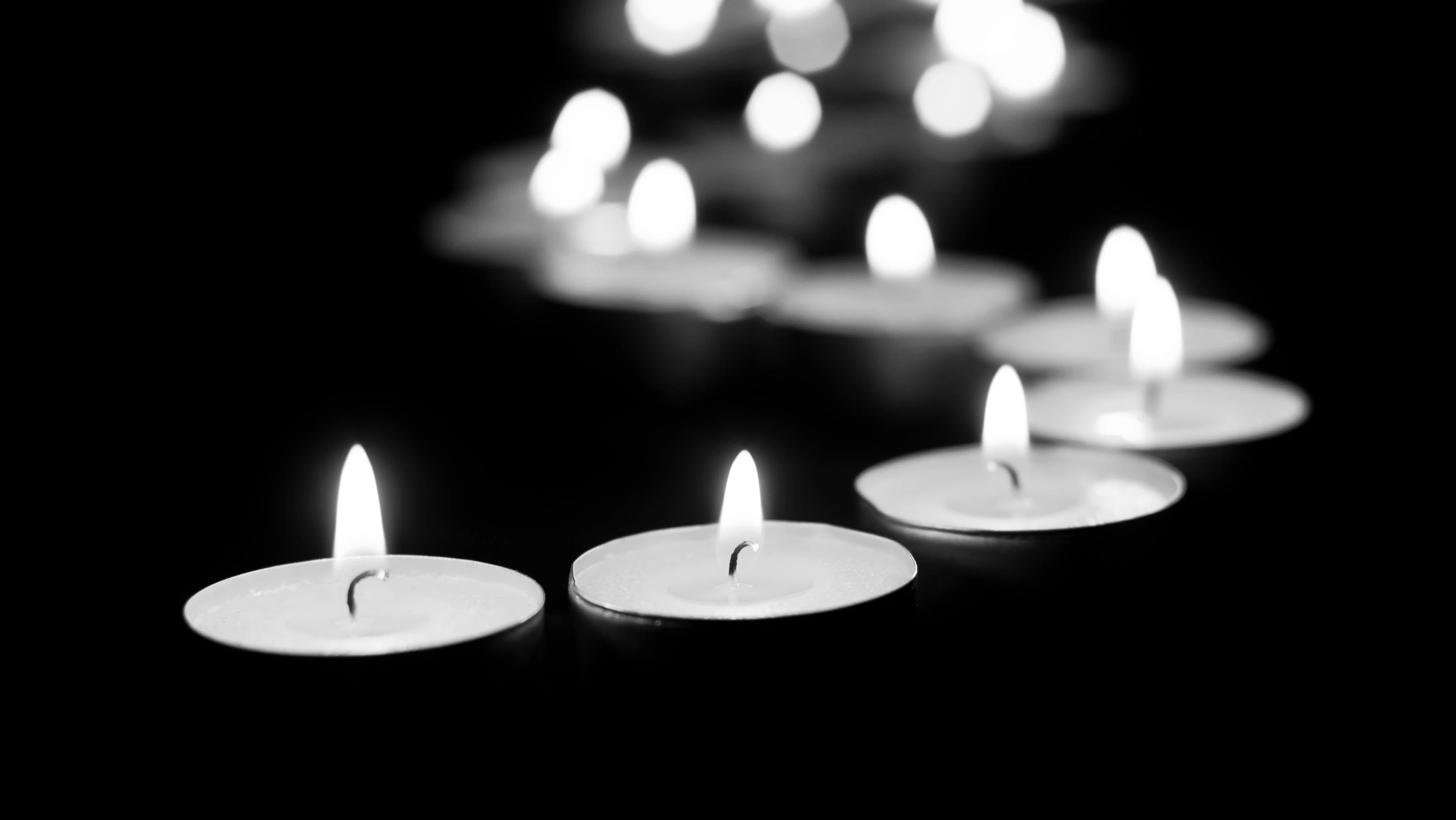 sansfrontieres-chandelles-deuil-16005.webp